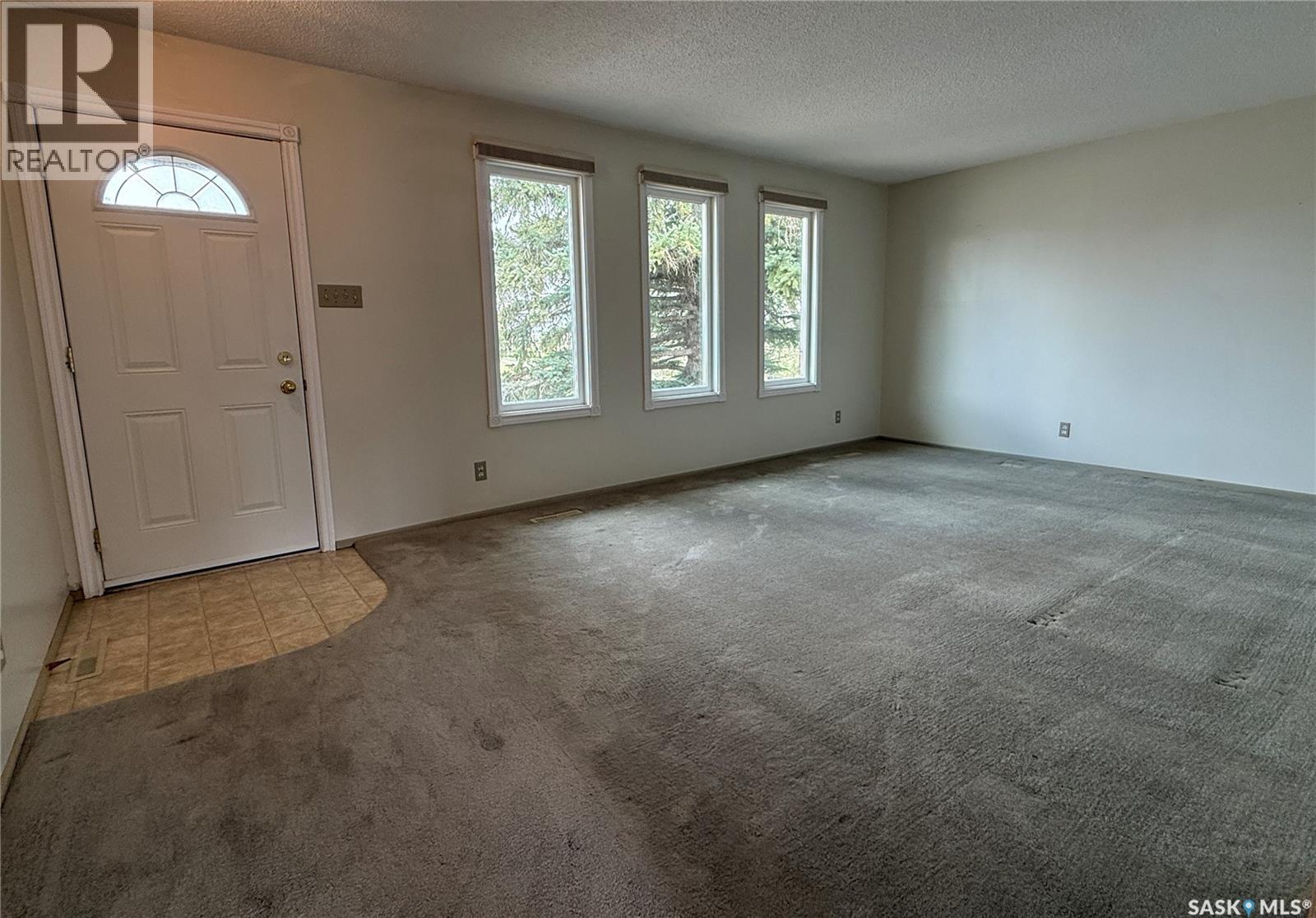 723 Field Drive, Swift Current, Saskatchewan  S9H 4C4 - Photo 2 - SK036653