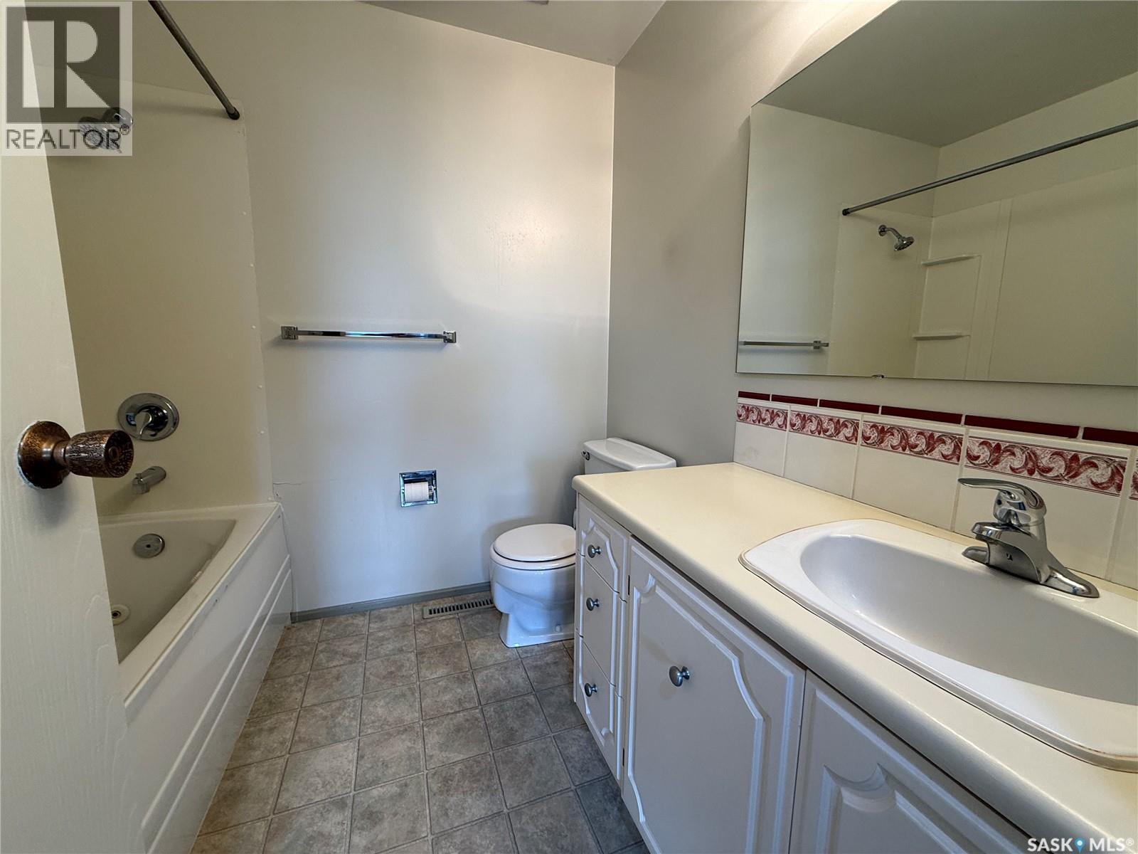 723 Field Drive, Swift Current, Saskatchewan  S9H 4C4 - Photo 8 - SK036653