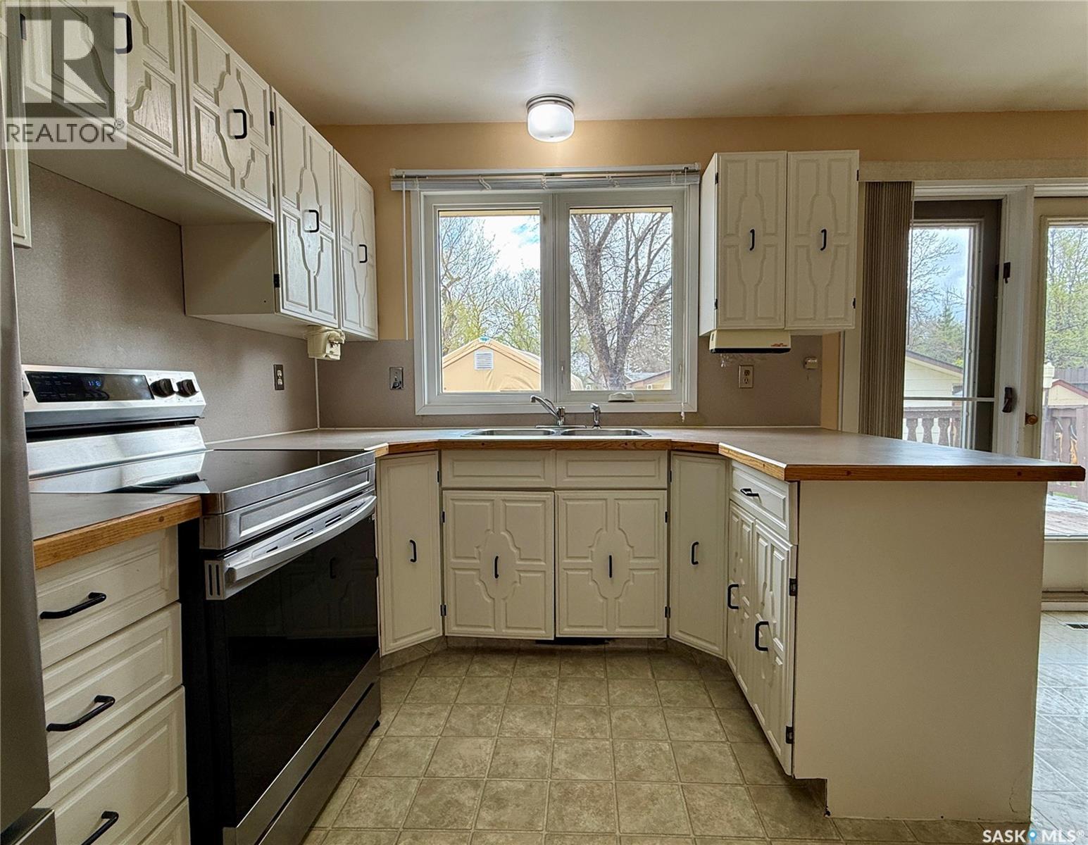 723 Field Drive, Swift Current, Saskatchewan  S9H 4C4 - Photo 9 - SK036653