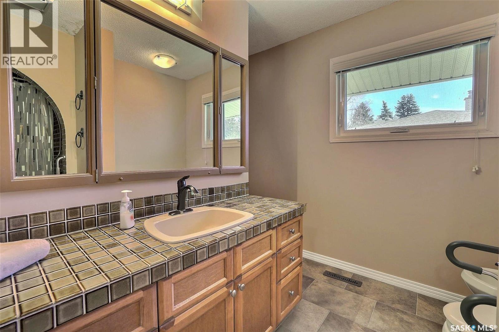 97 Compton Road, Regina, Saskatchewan  S4S 2Y4 - Photo 19 - SK036574