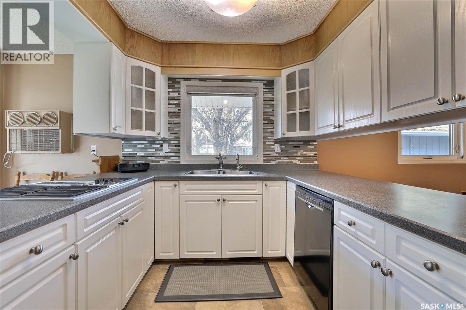 97 Compton Road, Regina, Saskatchewan  S4S 2Y4 - Photo 8 - SK036574