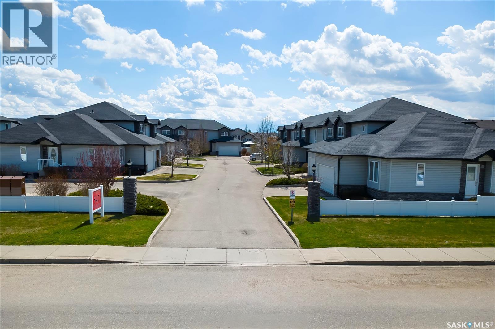 2 547 East Hampton Boulevard, Saskatoon, Saskatchewan  S7R 0B1 - Photo 3 - SK036490
