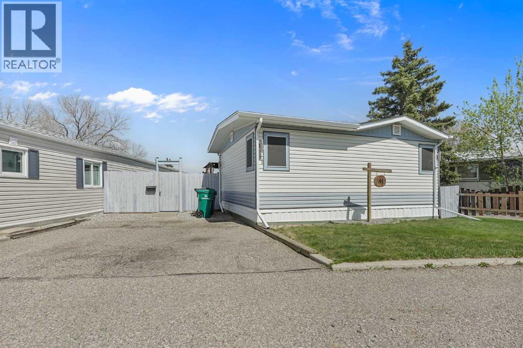 <div class="slider-price">$165,900.00</div><p>81, 1410 43 Street S, Lethbridge, Alberta</p>