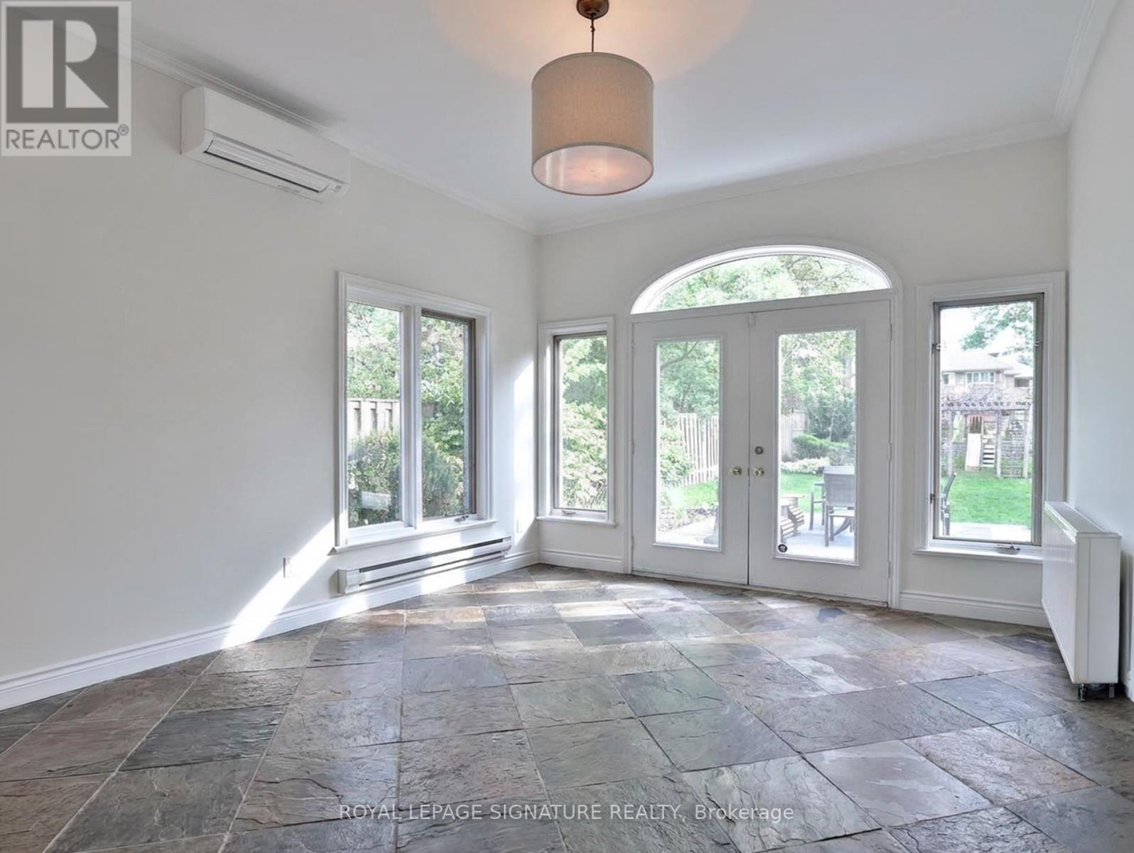 195 Pinewood Avenue, Toronto, Ontario  M6C 2V8 - Photo 6 - C13156368