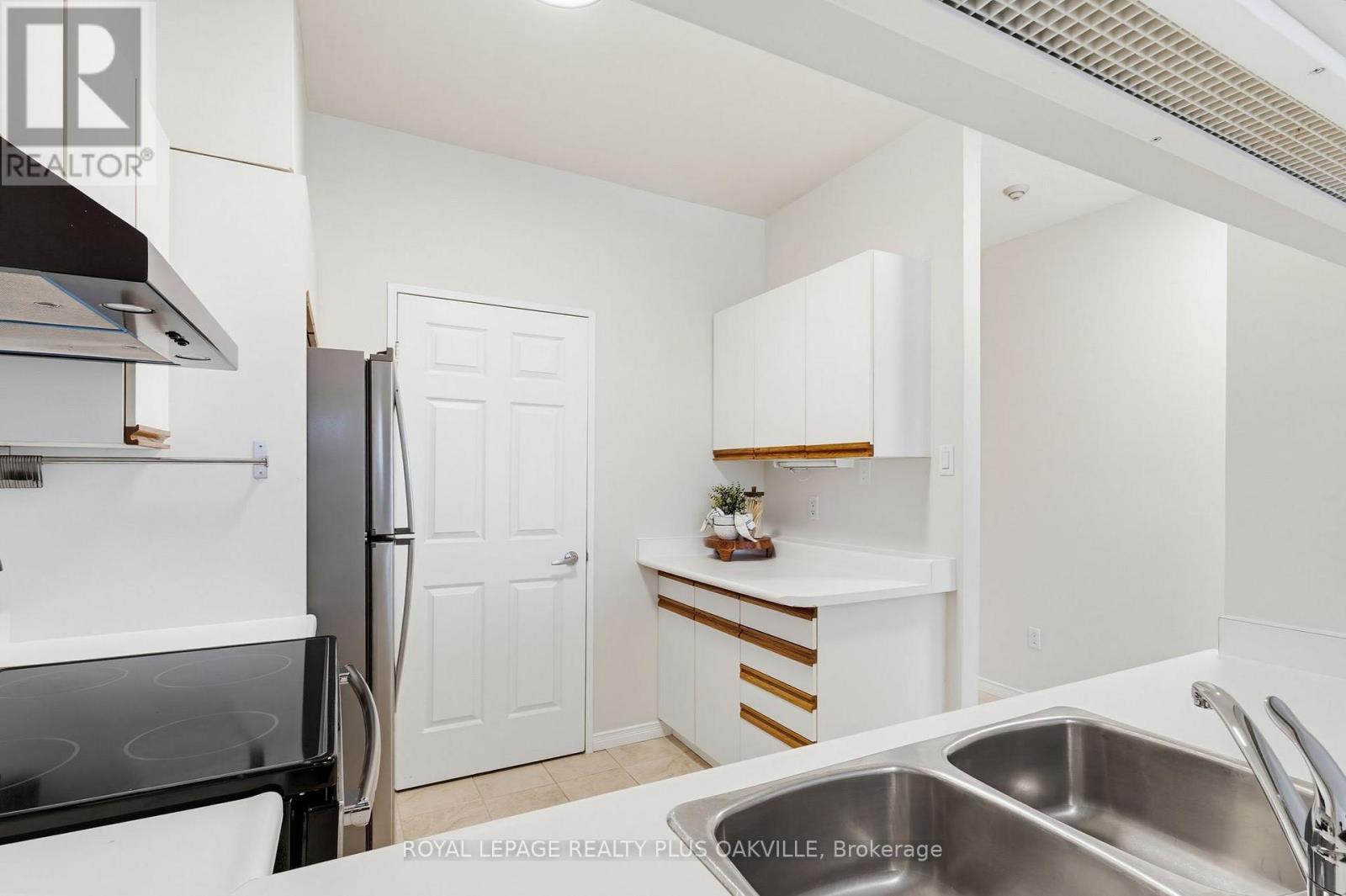 311 - 2511 Lakeshore Road W, Oakville, Ontario  L6L 6L9 - Photo 19 - W13156080