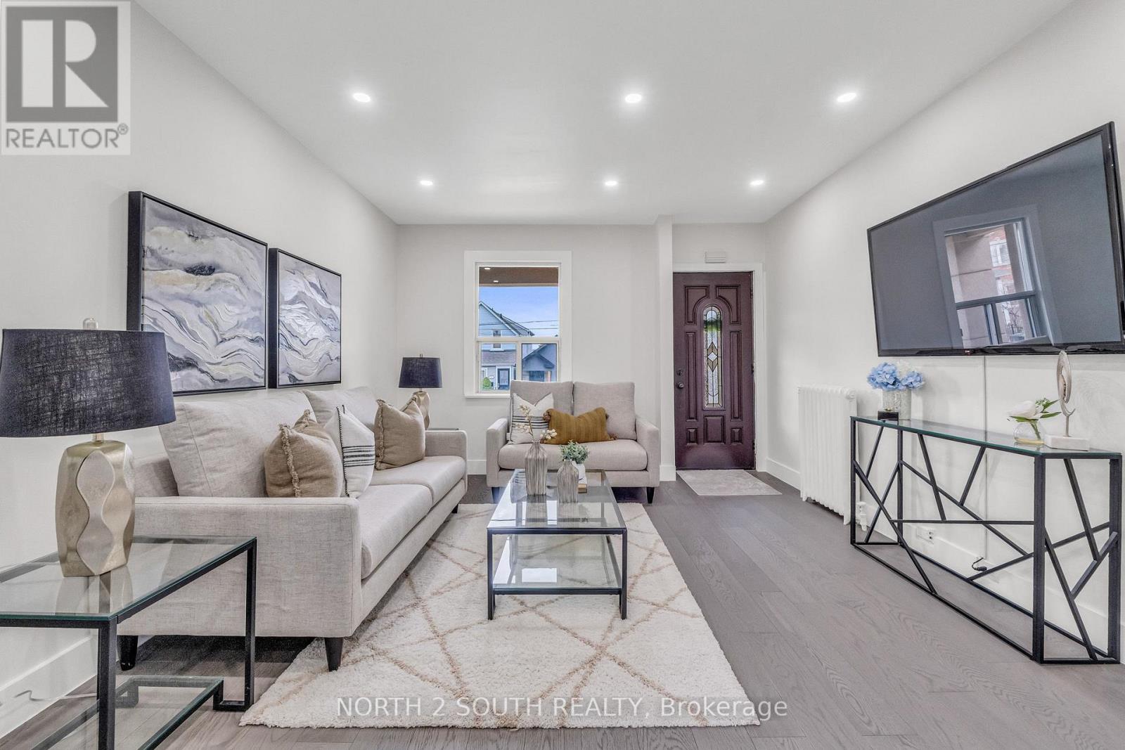 28 Teignmouth Avenue, Toronto, Ontario  M6E 1S7 - Photo 6 - W13156132