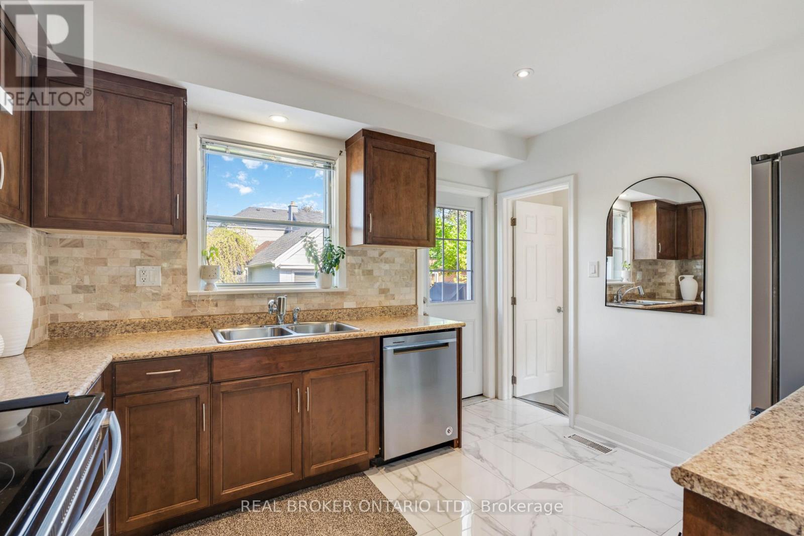 57 Scott Road, Toronto, Ontario  M6M 3T1 - Photo 11 - W13156348