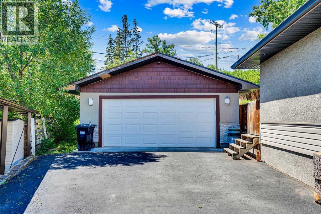 52 Harrow Crescent SW, Calgary, Alberta  T2V 3A9 - Photo 3 - A2295761