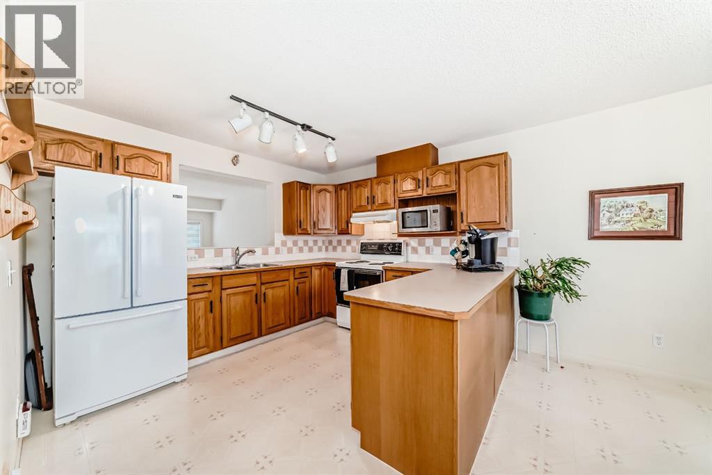 70 Kingsland Villas SW, Calgary, Alberta  T2V 5J9 - Photo 9 - A2312794
