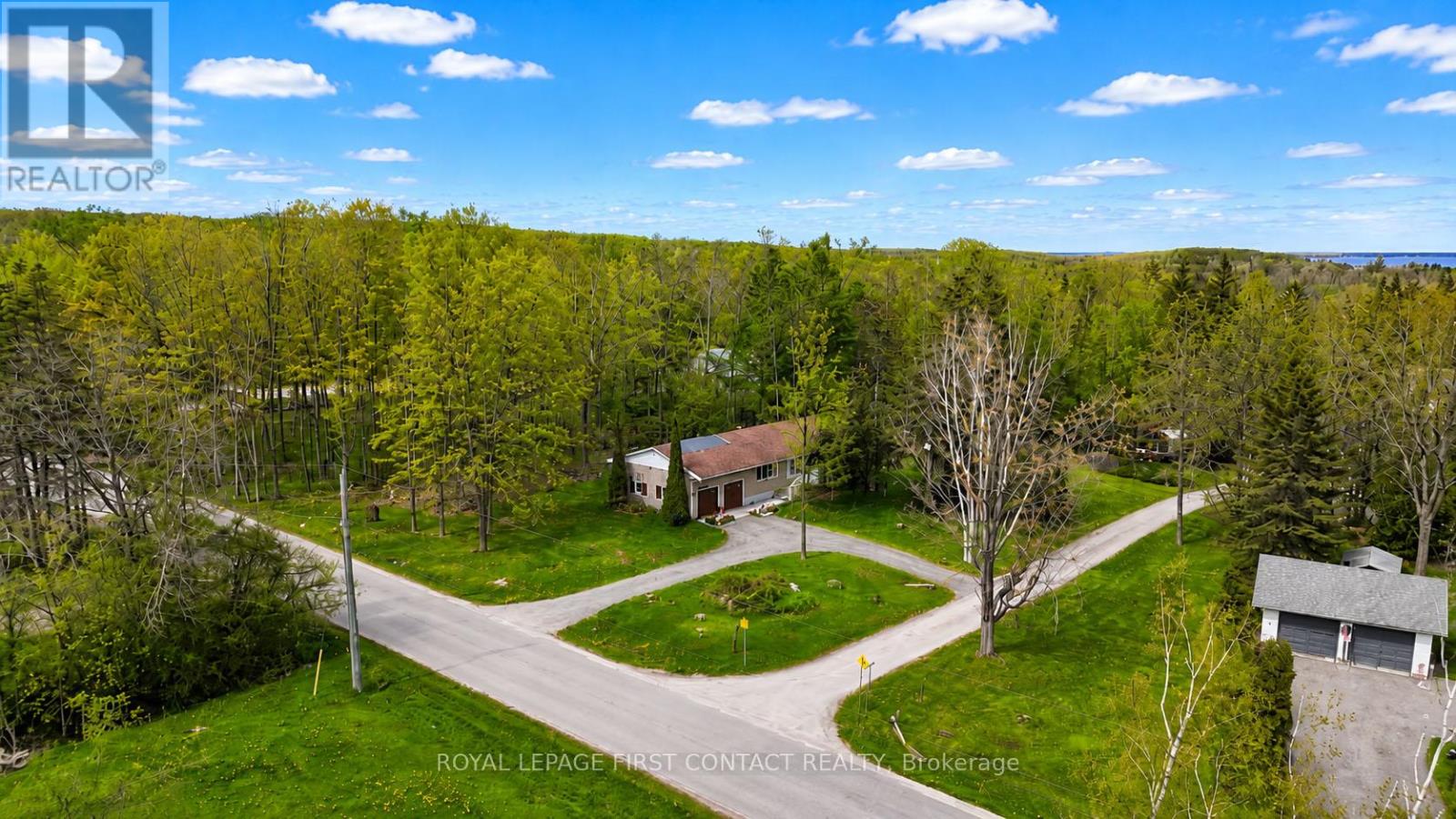 303 Shoreline Drive, Oro-Medonte, Ontario  L0L 1T0 - Photo 2 - S13156422
