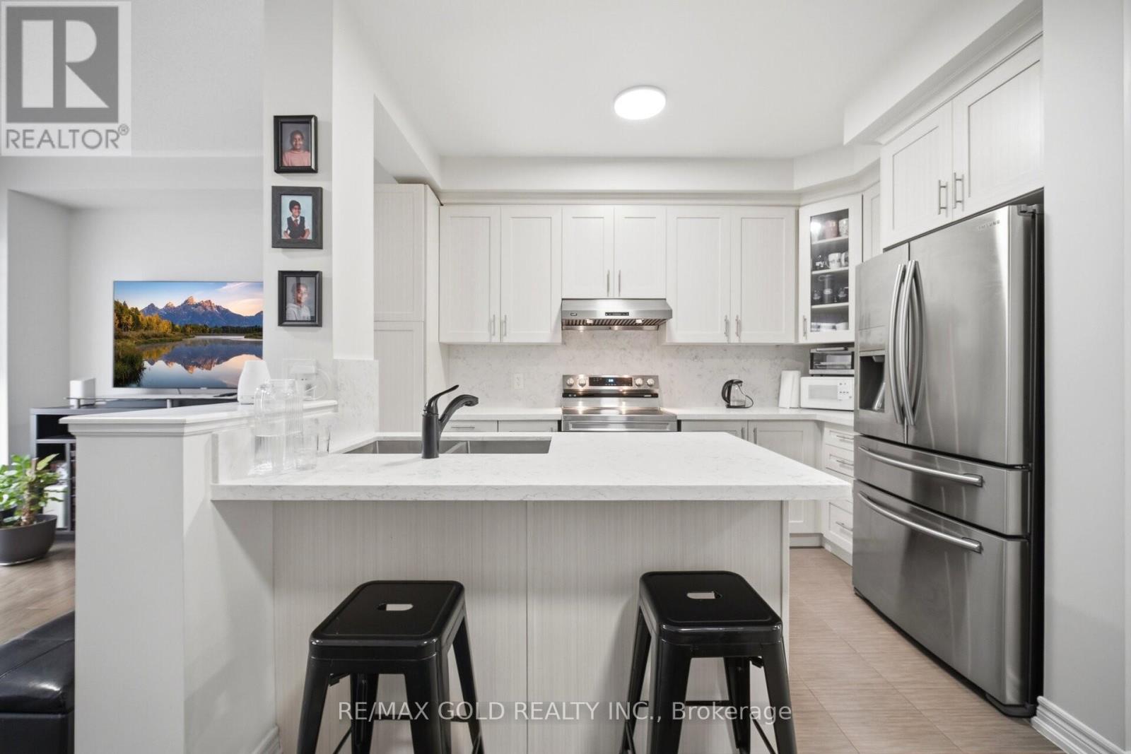 41 Davenfield Circle, Brampton, Ontario  L6P 2P7 - Photo 8 - W13156528