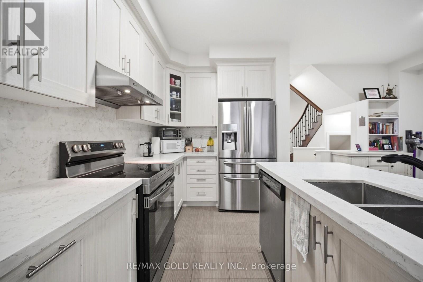 41 Davenfield Circle, Brampton, Ontario  L6P 2P7 - Photo 9 - W13156528