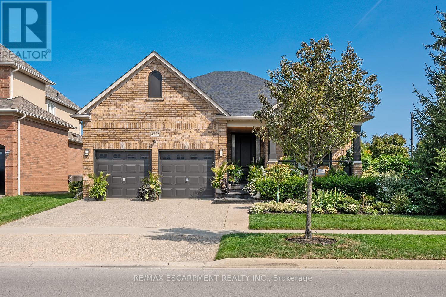 4252 Sarazen Drive, Burlington (Rose), Ontario  L7M 4Z2 - Photo 1 - W13156544