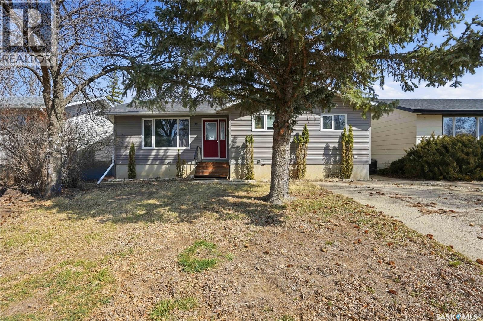 512 4th AVENUE W, Assiniboia, Saskatchewan