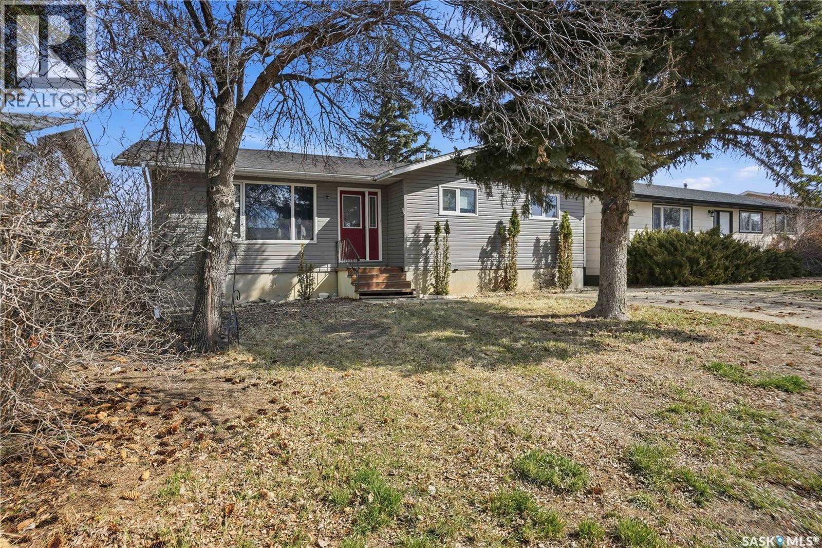 512 4th Avenue W, Assiniboia, Saskatchewan  S0H 0B0 - Photo 2 - SK036583