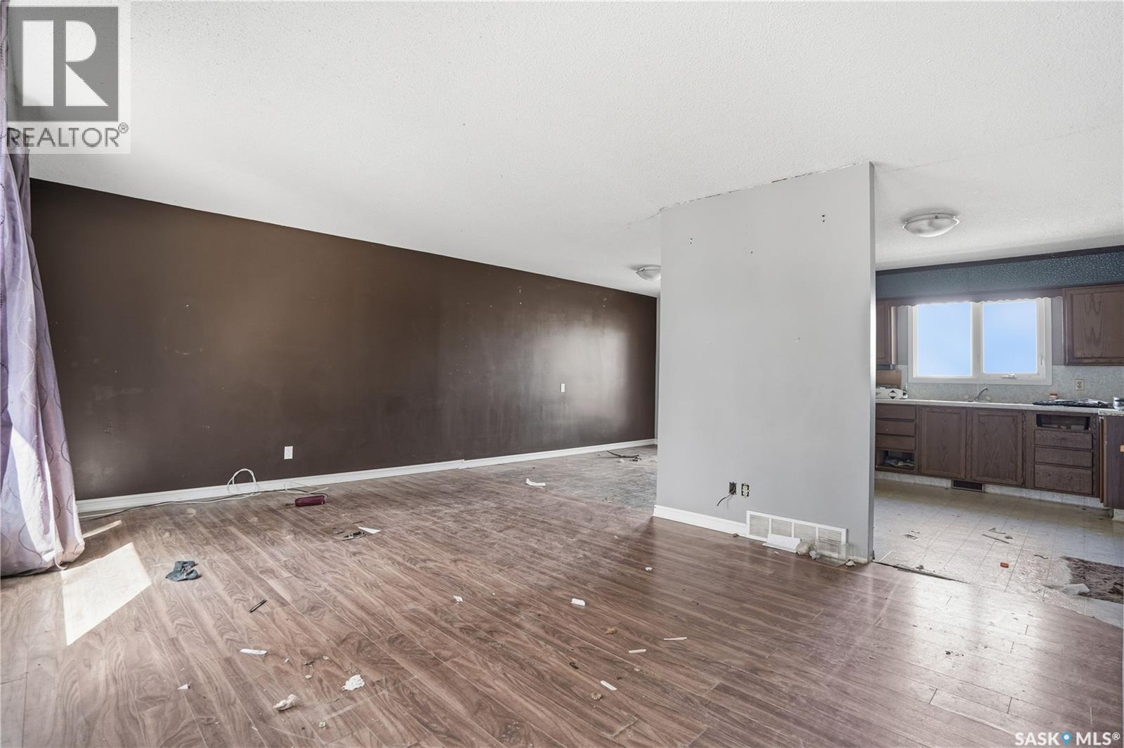 512 4th Avenue W, Assiniboia, Saskatchewan  S0H 0B0 - Photo 3 - SK036583