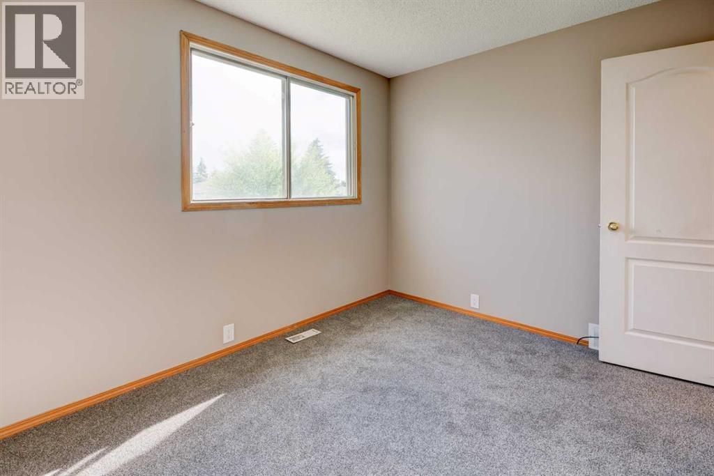 27 Dovely Way SE, Calgary, Alberta  T2B 2K7 - Photo 14 - A2308892