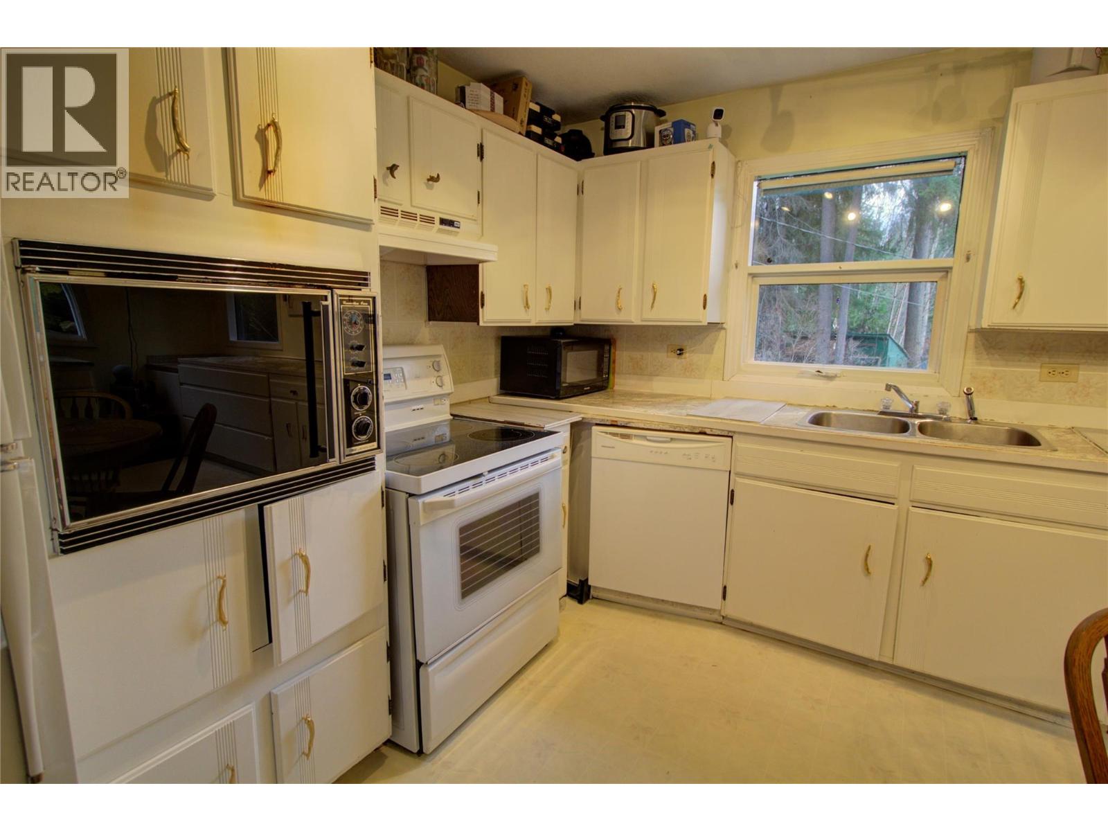 7802 Brydges Road, Fauquier, British Columbia  V0G 1K0 - Photo 3 - 10365794