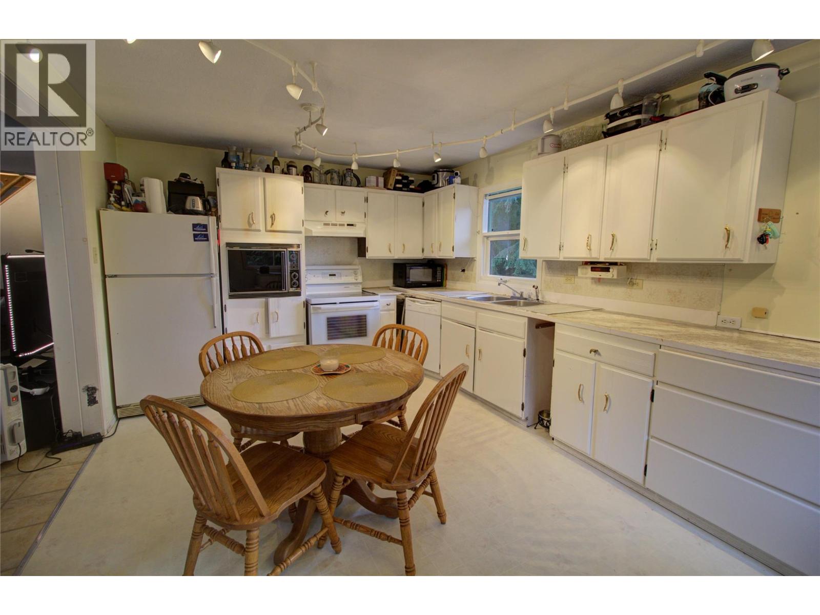 7802 Brydges Road, Fauquier, British Columbia  V0G 1K0 - Photo 2 - 10365794