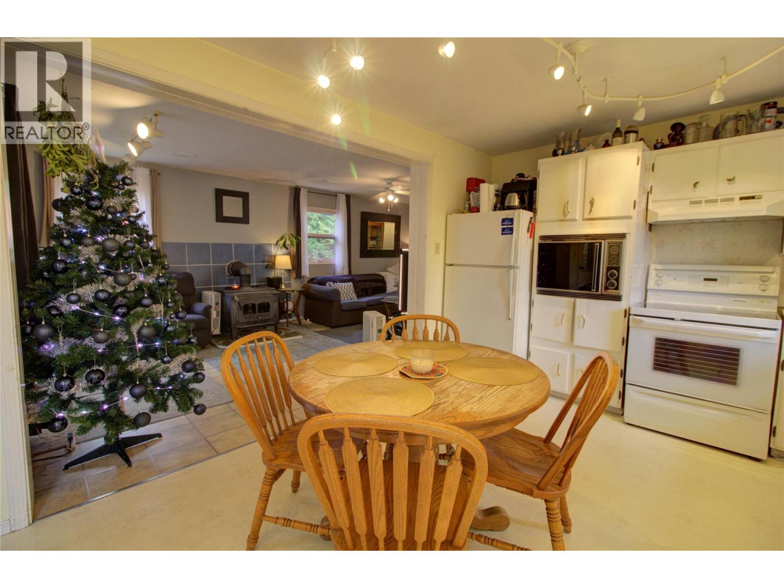 7802 Brydges Road, Fauquier, British Columbia  V0G 1K0 - Photo 6 - 10365794
