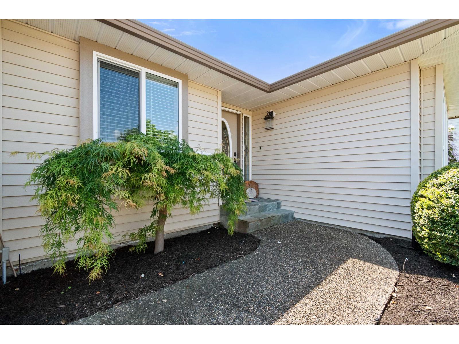 46118 Downes Avenue, Sardis East Vedder, Chilliwack, British Columbia  V2R 2Y9 - Photo 5 - R3125582