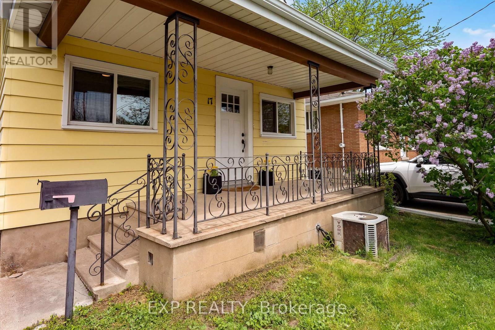 17 Moote Street, St. Catharines, Ontario  L2N 1B3 - Photo 3 - X13156896