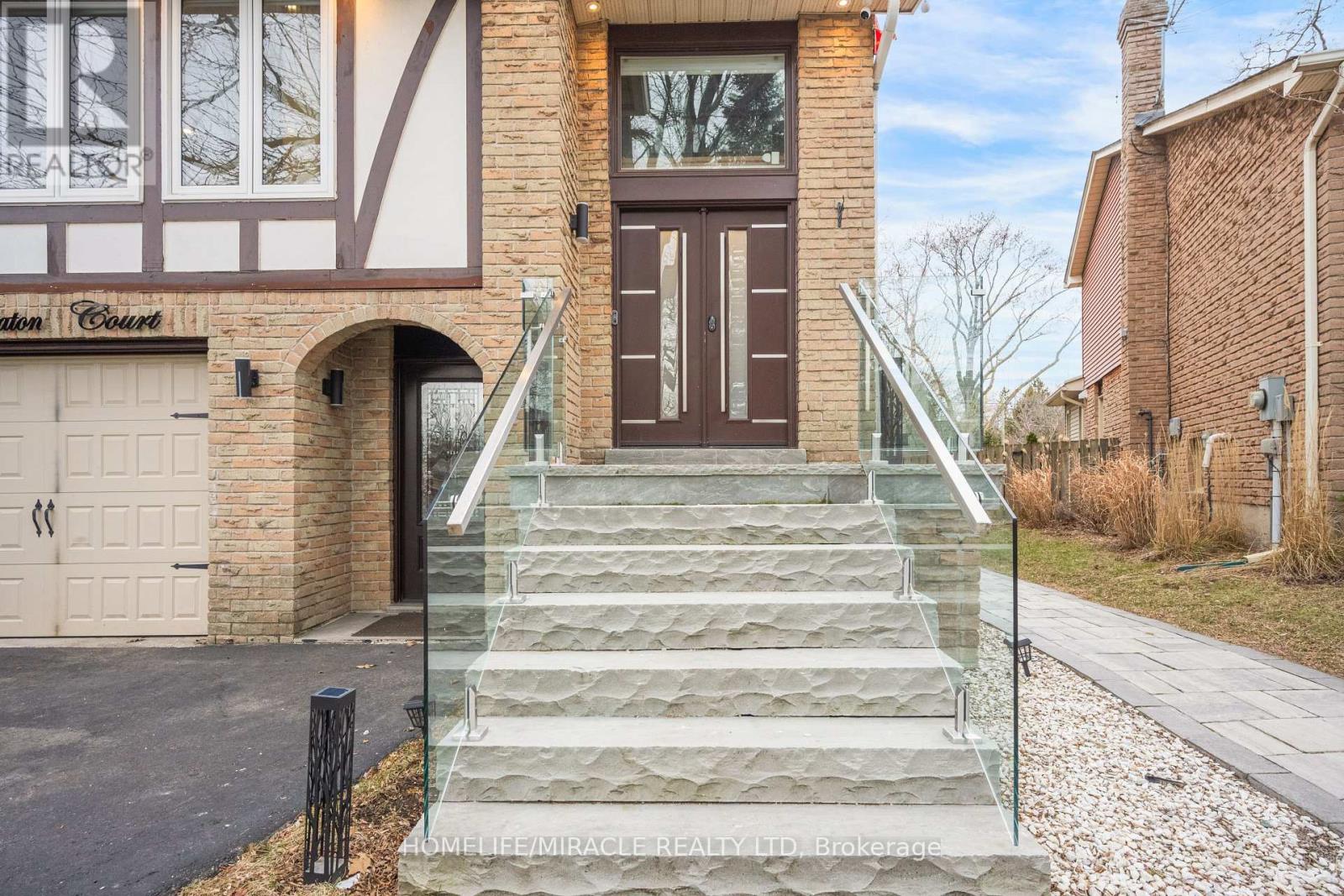 204 Sheraton Court, Oakville, Ontario  L6L 5N3 - Photo 3 - W13130654