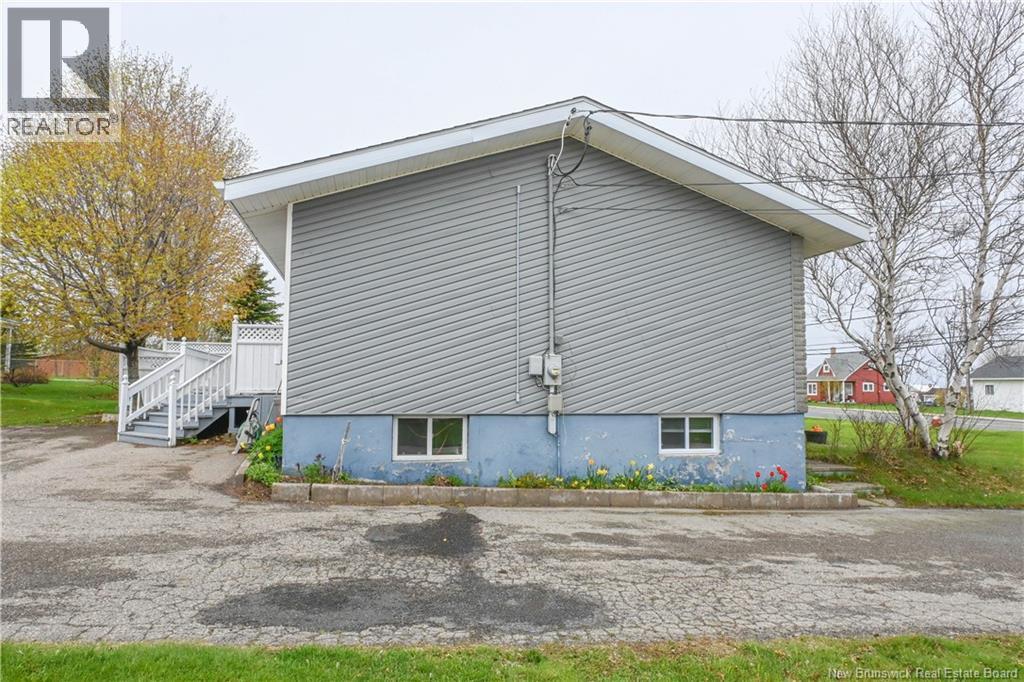 286 Saint-Pierre E. Boulevard, Caraquet, New Brunswick  E1W 1B5 - Photo 3 - NB140051