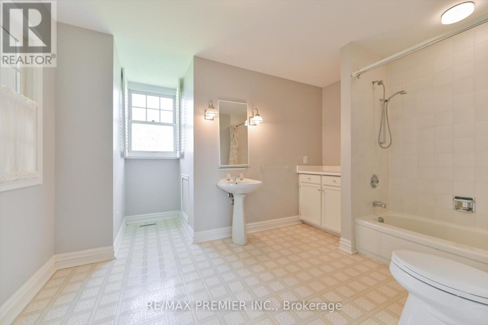 25 Highgrove Crescent, Richmond Hill, Ontario  L4C 7W9 - Photo 29 - N13148166