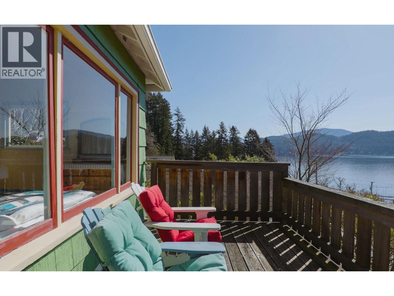 466 Central Avenue, Gibsons, British Columbia  V0N 1V1 - Photo 2 - R3110456