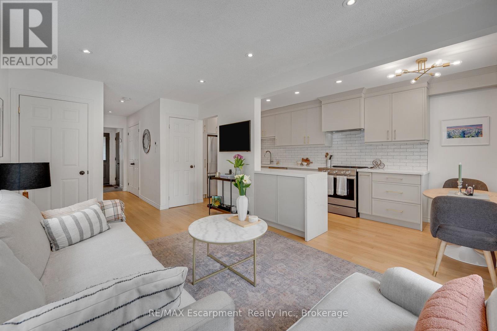 6 - 2411 Sovereign Street, Oakville, Ontario  L6L 1M1 - Photo 5 - W13156976