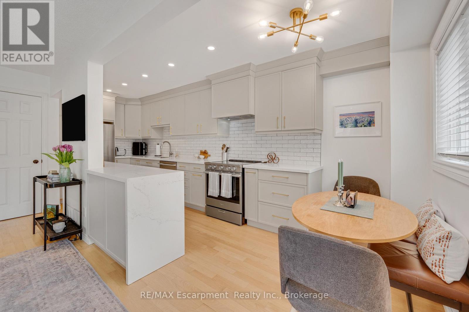6 - 2411 Sovereign Street, Oakville, Ontario  L6L 1M1 - Photo 6 - W13156976