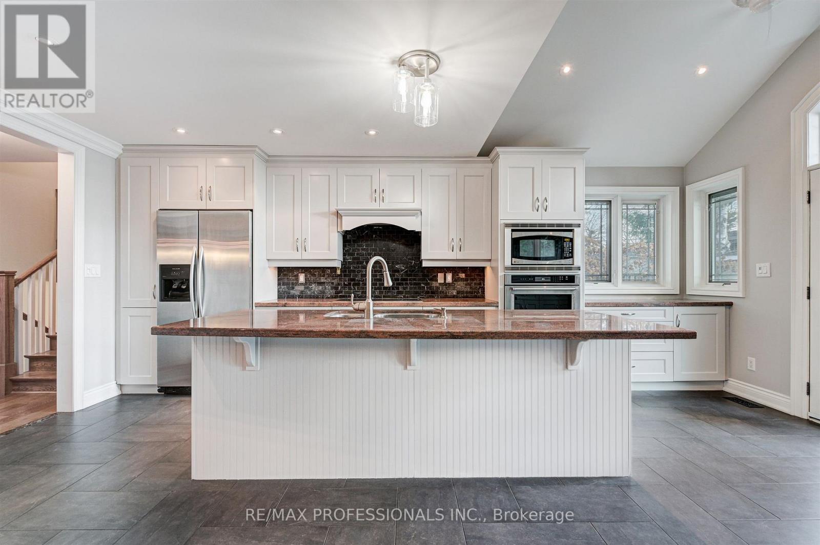 64 Ravensbourne Crescent, Toronto, Ontario  M9A 2A8 - Photo 7 - W13156868