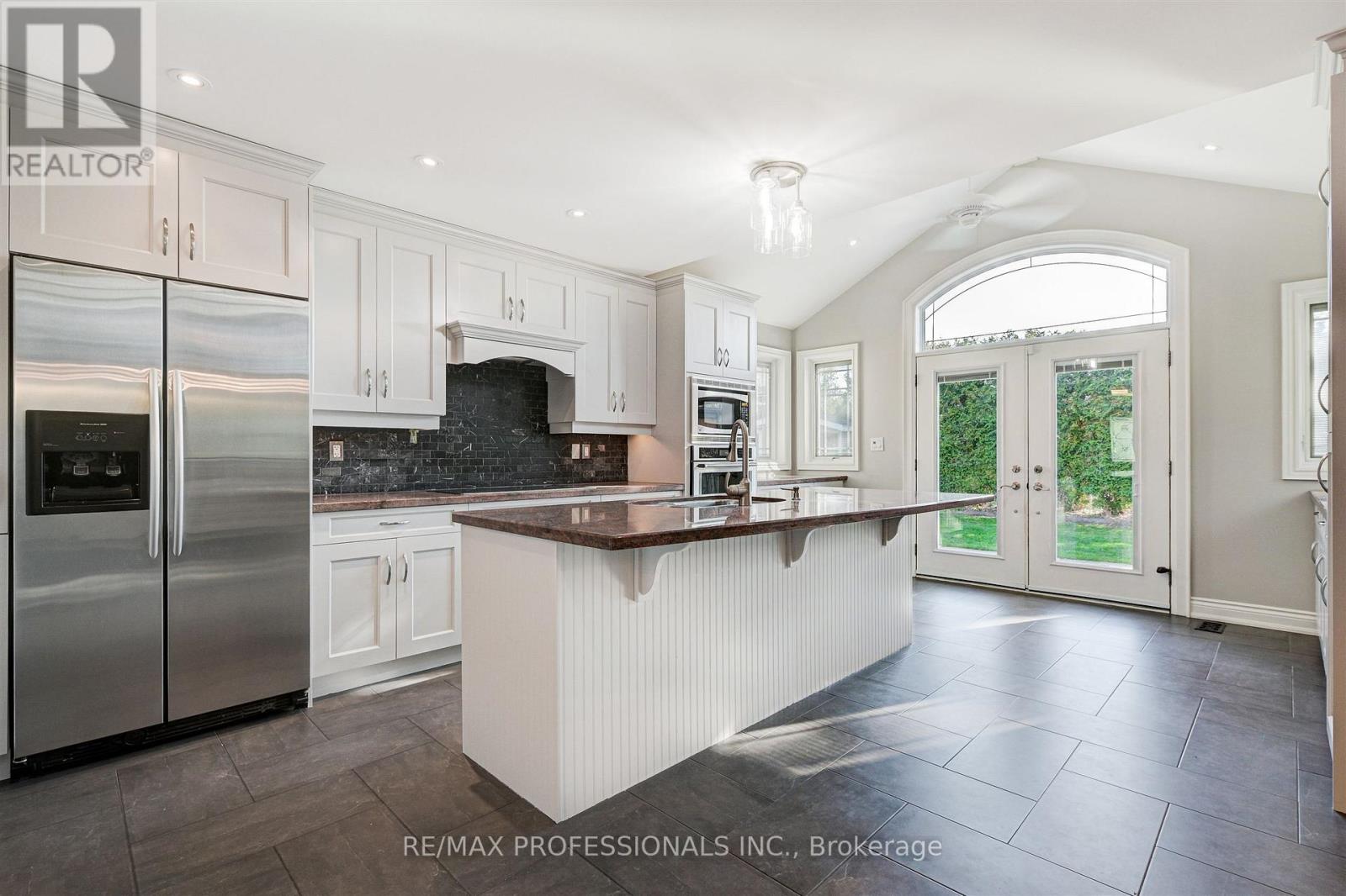64 Ravensbourne Crescent, Toronto, Ontario  M9A 2A8 - Photo 8 - W13156868