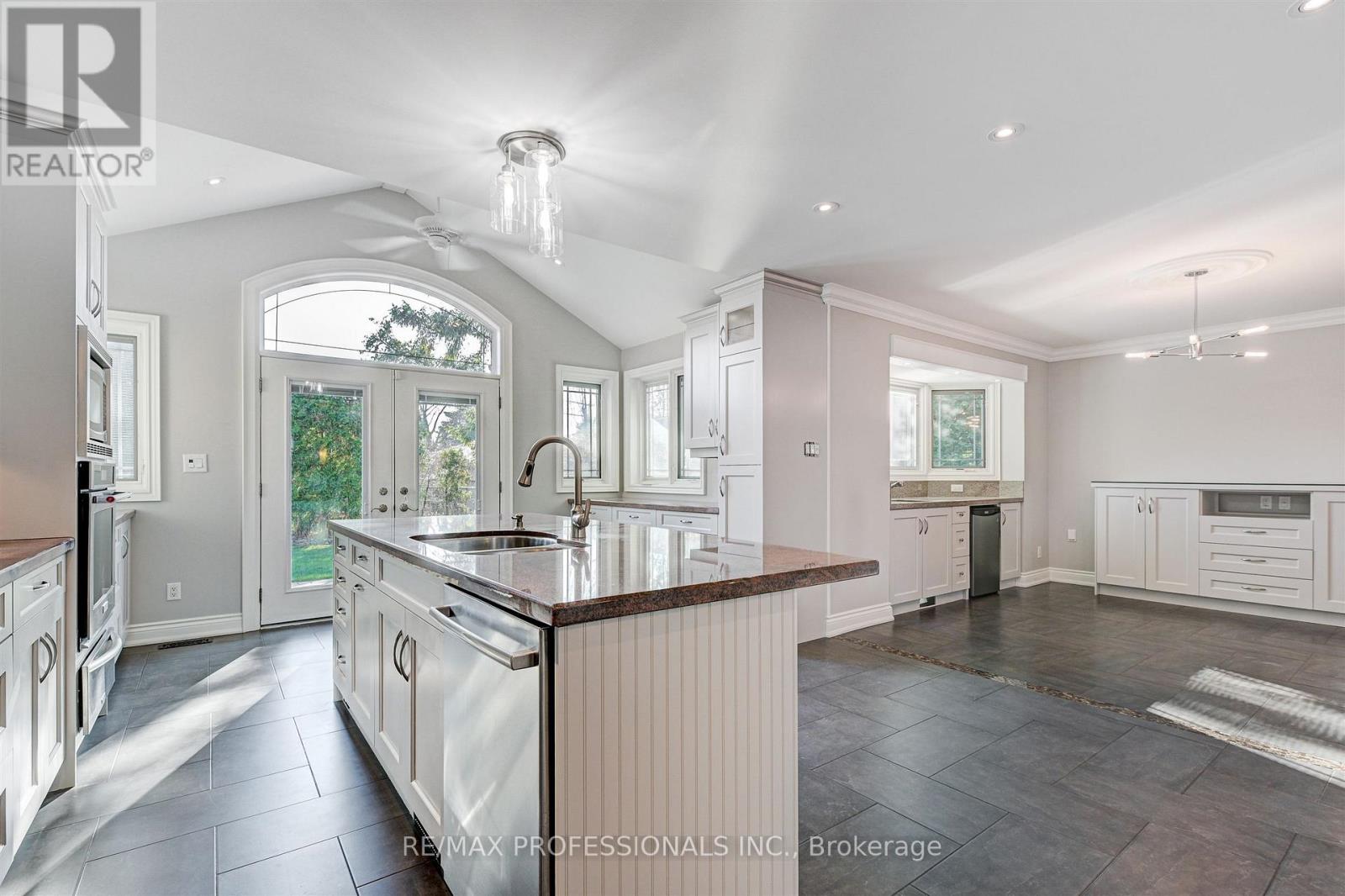 64 Ravensbourne Crescent, Toronto, Ontario  M9A 2A8 - Photo 9 - W13156868