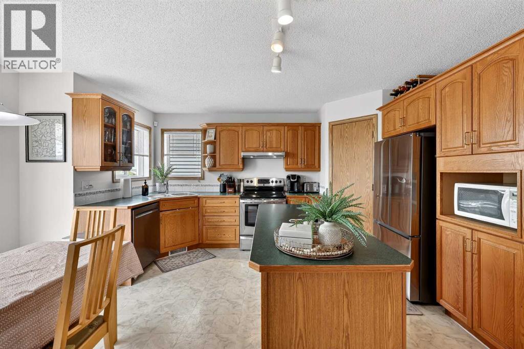 112 Hidden Ranch Crescent NW, Calgary, Alberta  T3A 5W3 - Photo 11 - A2313071
