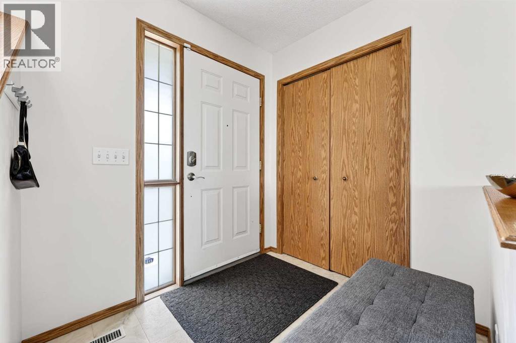 112 Hidden Ranch Crescent NW, Calgary, Alberta  T3A 5W3 - Photo 3 - A2313071