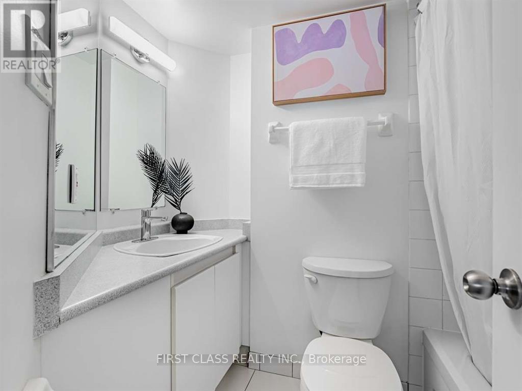 303 (Master Bedroom) - 736 Bay Street, Toronto, Ontario  M5G 2M4 - Photo 4 - C13156956