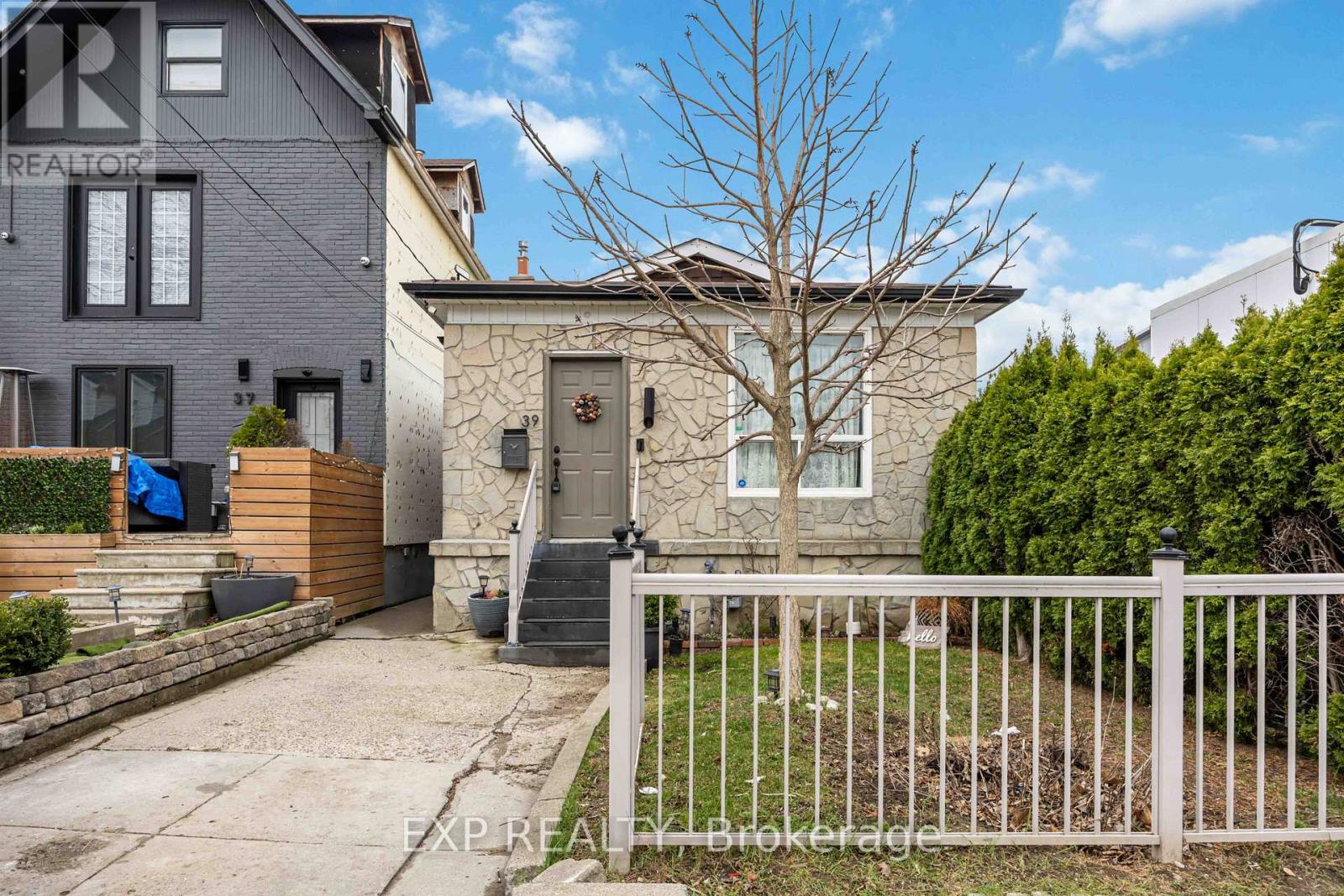 MAIN - 39 ROWNTREE AVENUE