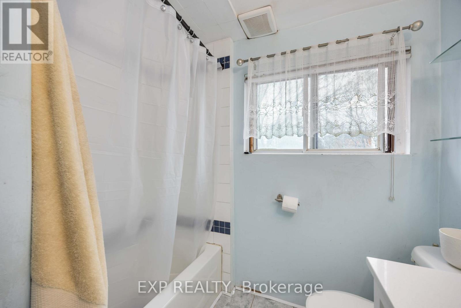 Main - 39 Rowntree Avenue, Toronto, Ontario  M6N 1R6 - Photo 15 - W13157004