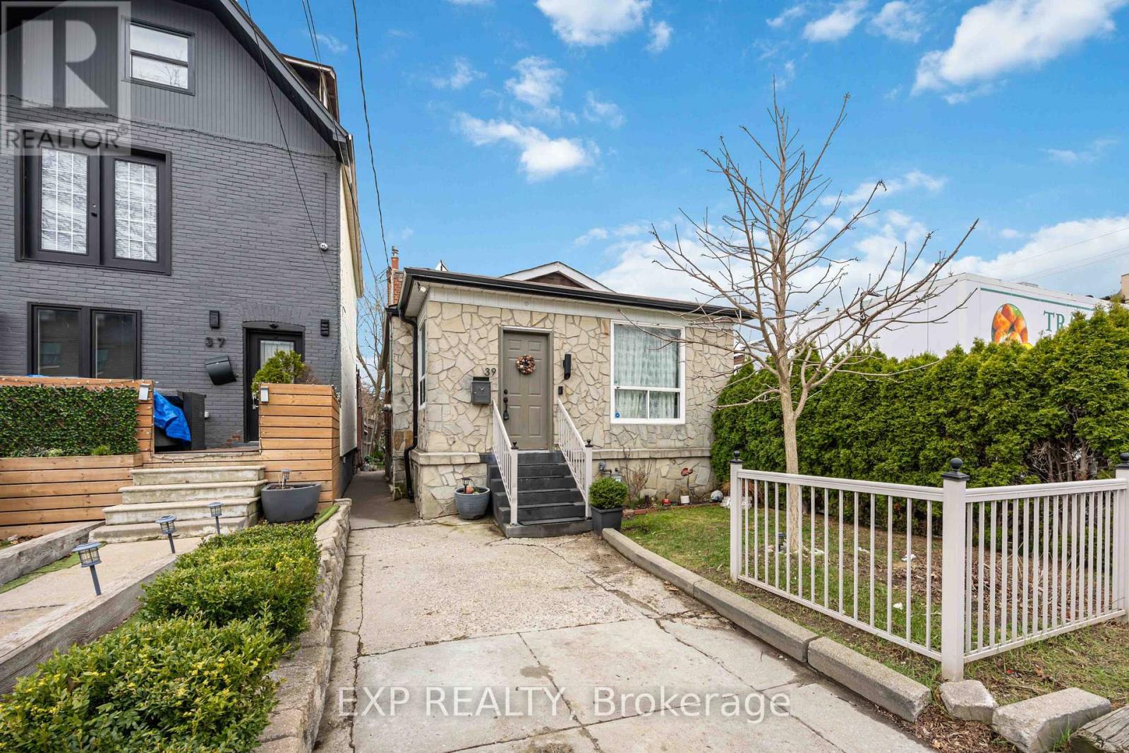 Main - 39 Rowntree Avenue, Toronto, Ontario  M6N 1R6 - Photo 2 - W13157004