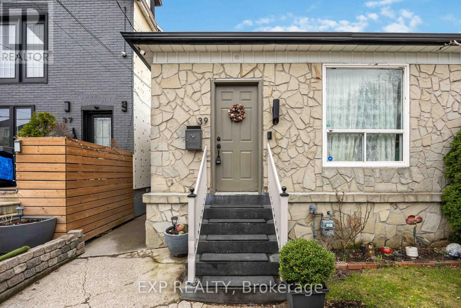 Main - 39 Rowntree Avenue, Toronto, Ontario  M6N 1R6 - Photo 3 - W13157004