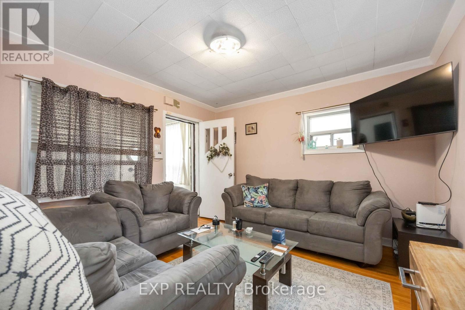 Main - 39 Rowntree Avenue, Toronto, Ontario  M6N 1R6 - Photo 9 - W13157004