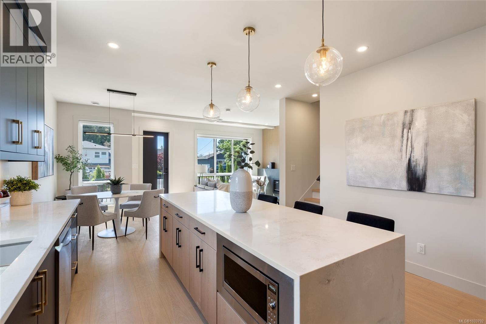 2 588 Whiteside St, Saanich, British Columbia  V8Z 1Y6 - Photo 6 - 1033792