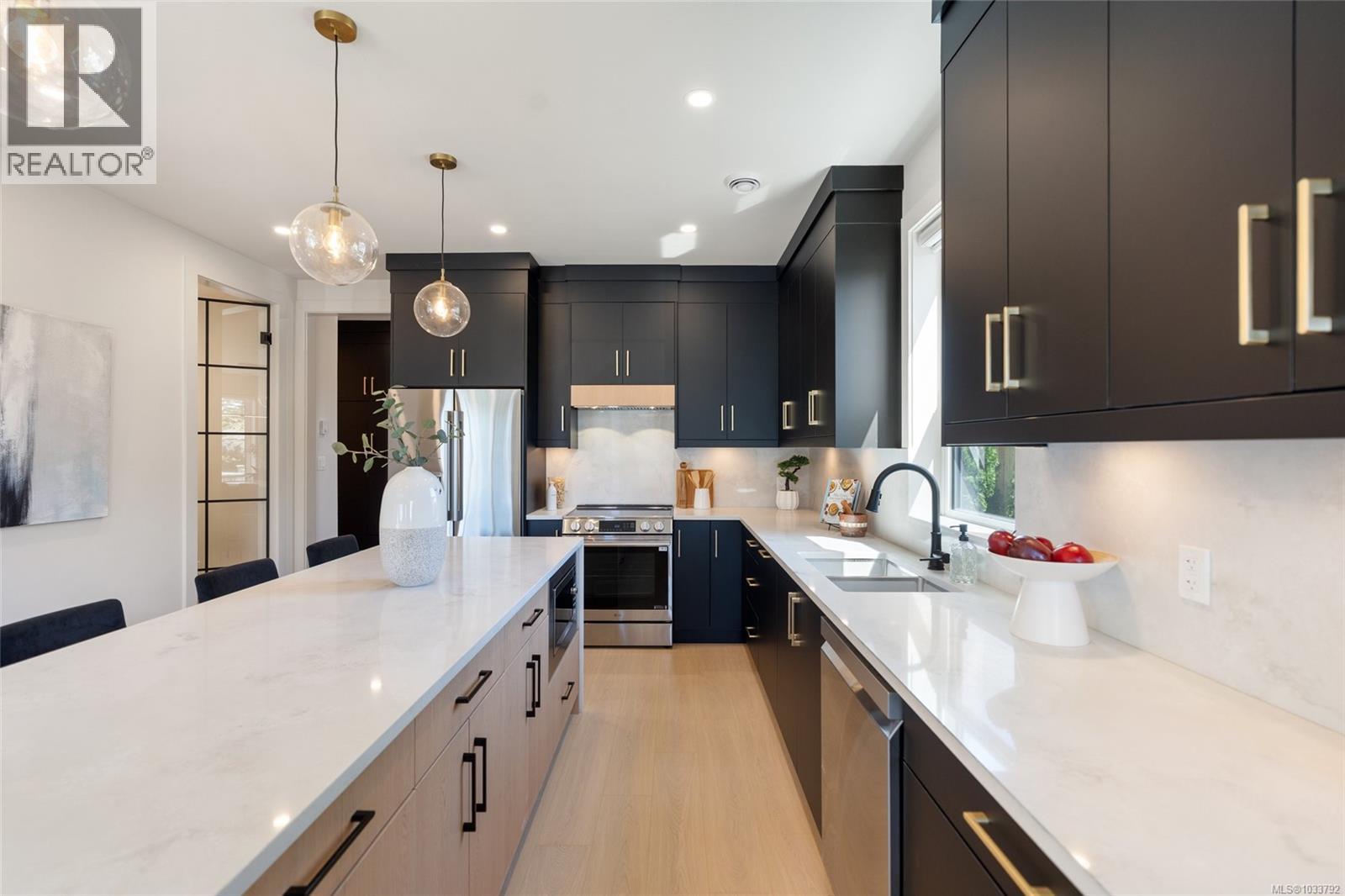 2 588 Whiteside St, Saanich, British Columbia  V8Z 1Y6 - Photo 8 - 1033792