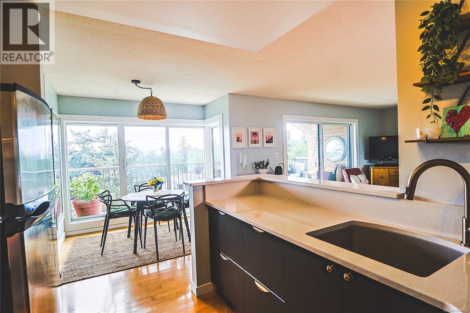 604 4030 Quadra St, Saanich, British Columbia  V8X 1K2 - Photo 1 - 1036182