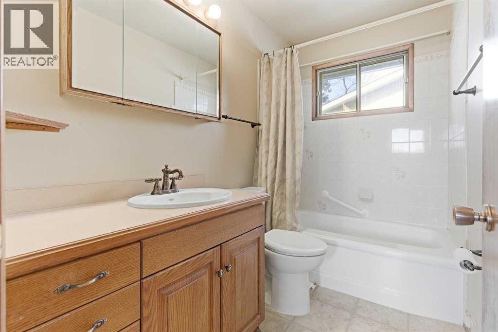 6215 Thorncliffe Drive NW, Calgary, Alberta  T2K 3A6 - Photo 13 - A2308292