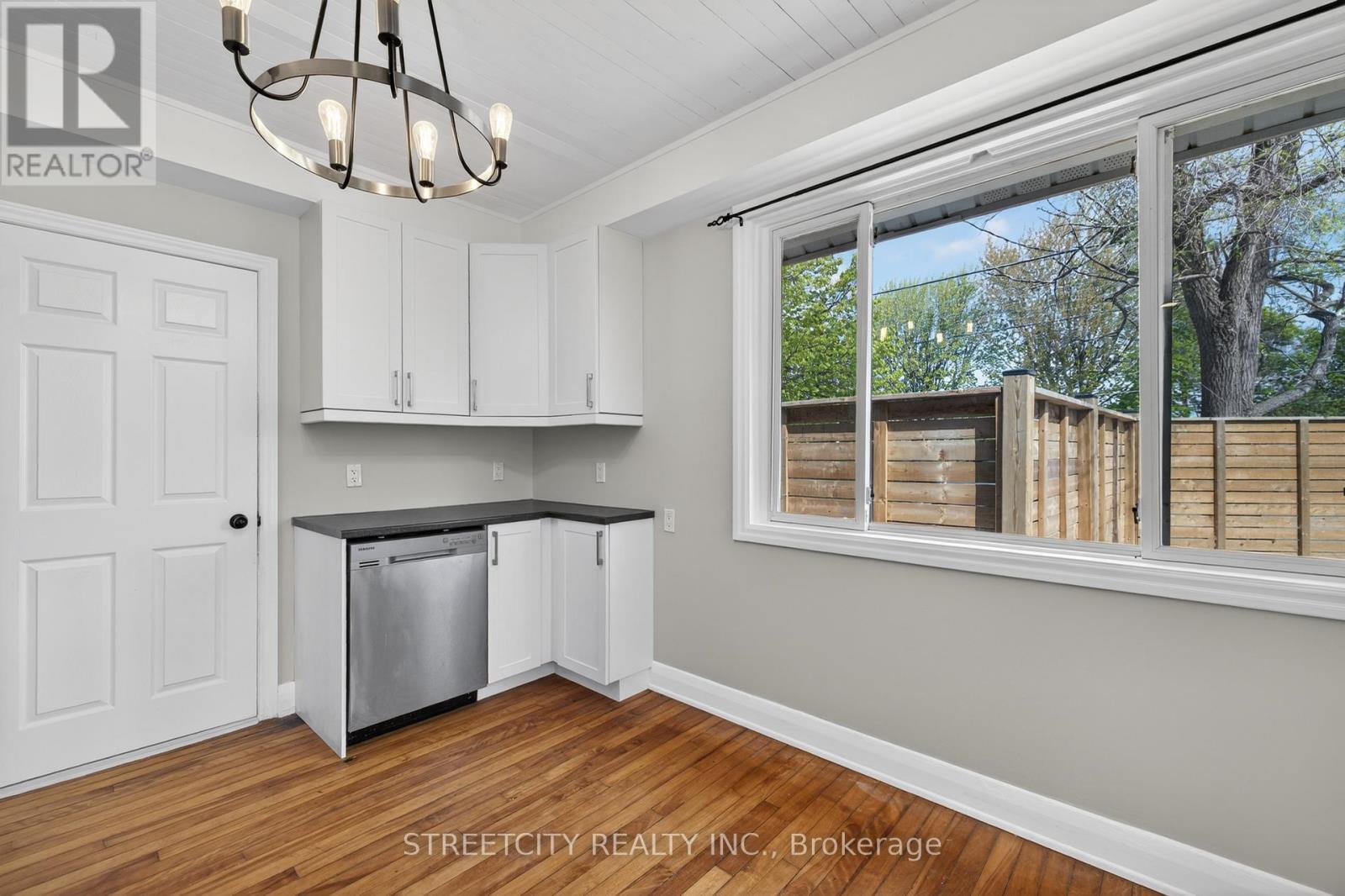 1055 Commissioners Road E, London South, Ontario  N5Z 3G6 - Photo 14 - X13157430