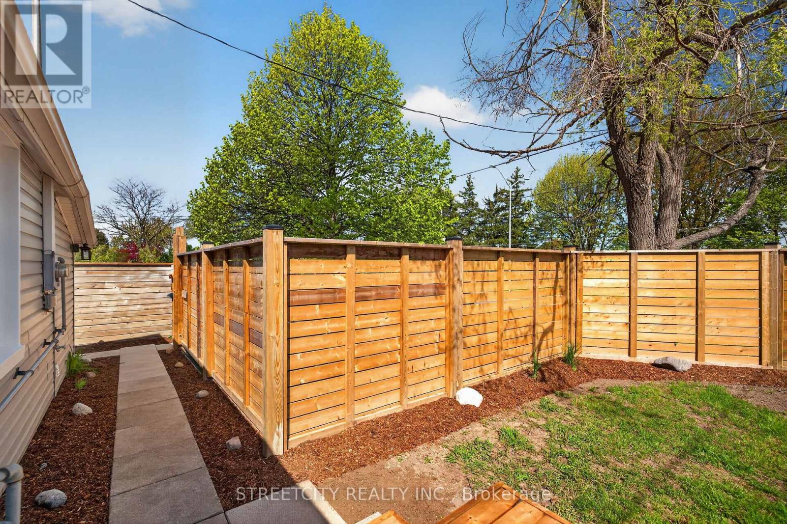 1055 Commissioners Road E, London South, Ontario  N5Z 3G6 - Photo 26 - X13157430