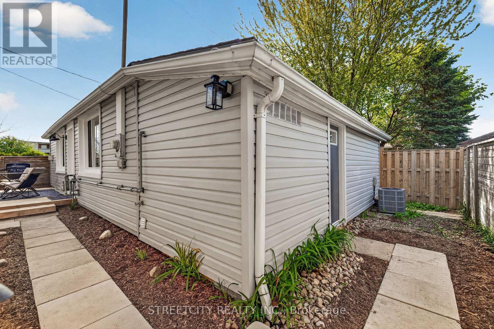 1055 Commissioners Road E, London South, Ontario  N5Z 3G6 - Photo 27 - X13157430